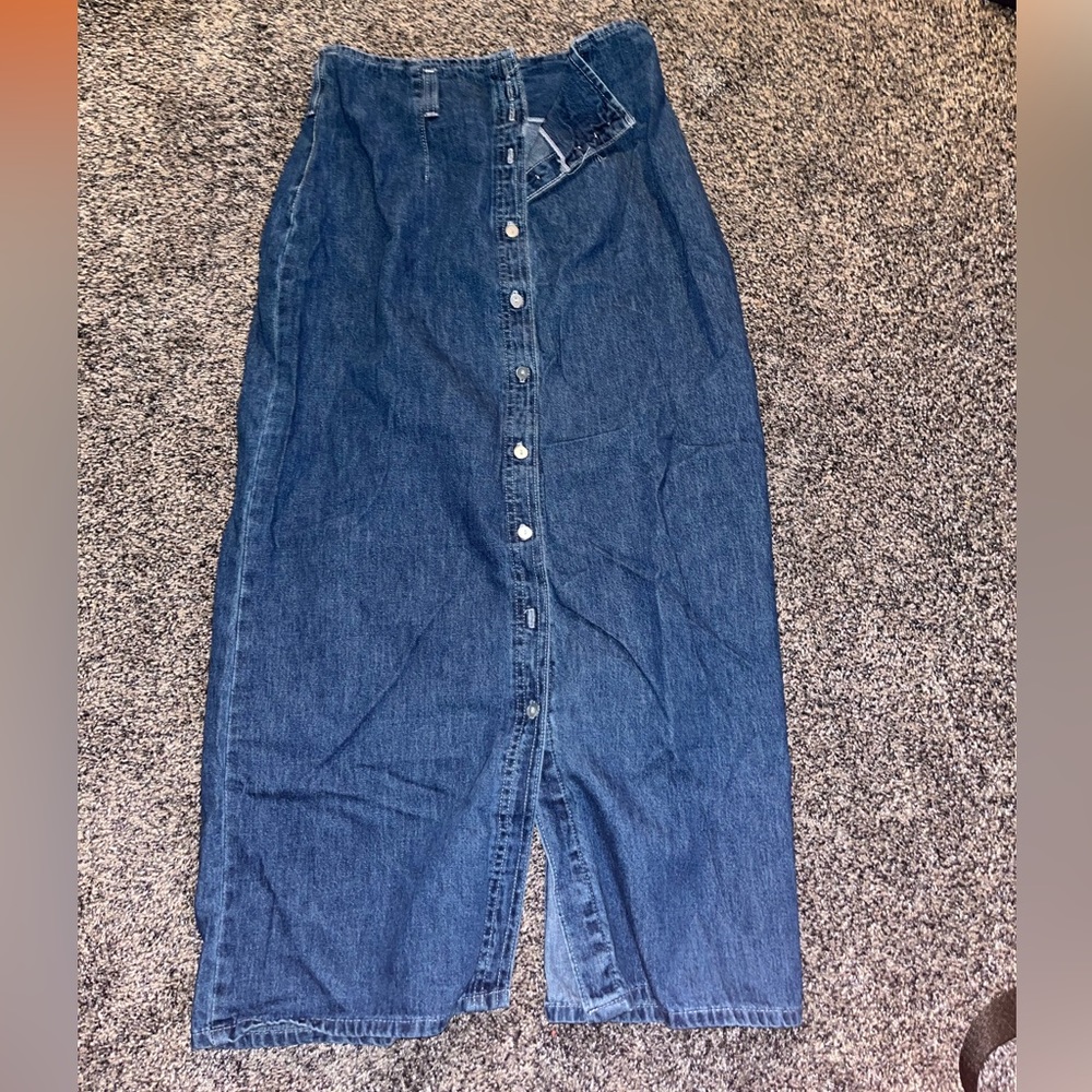 Super cute long denim skirt with buttons